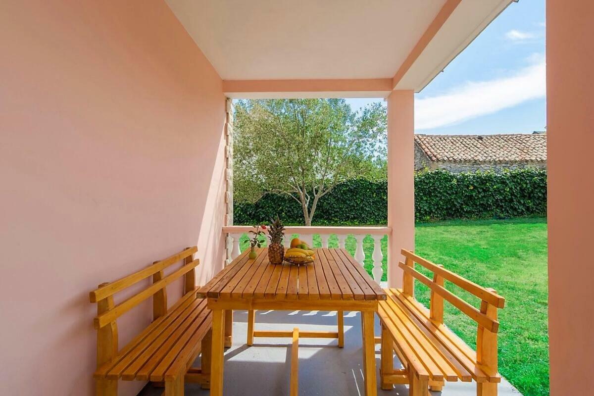 Vacation House Maslina Rupalj Екстериор снимка